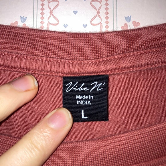 Cute cropped t-shirt with floral embroidery! Size large - Picture 5 of 5